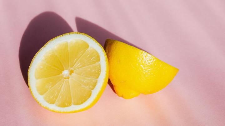 எலுமிச்சையில் இயற்கையான பாக்டீரியா எதிர்ப்பு குணங்கள் மற்றும் ஆல்பா ஹைட்ராக்சில் அமிலங்கள் உள்ளன. அவை கரும்புள்ளிகளை நீக்கவும், சருமத்தை அப்பழுக்கற்றதாக்கவும் உதவும்.