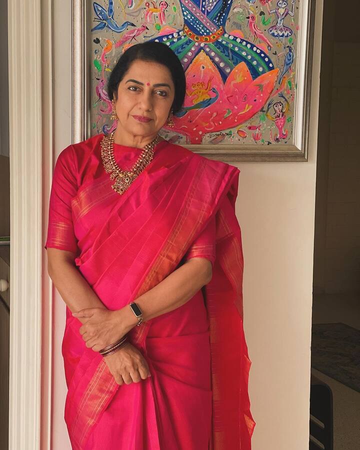ஹேர் ஸ்டைலிட், வசன கர்த்தா, பாடகர், தயாரிப்பாளர், தொகுப்பாளர், இயக்குநர் என பல பட்டங்களுக்கு சொந்தக்காரர் சுஹாசினி.
