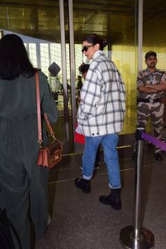 વિન્ટર લૂકમાં દીપિકા પાદુકોણનો ગ્લેમરસ અંદાજ, ક્રોપ ટોપ અને જેકેટમાં એરપોર્ટ પર થઇ સ્પોટ, જુઓ તસવીરો