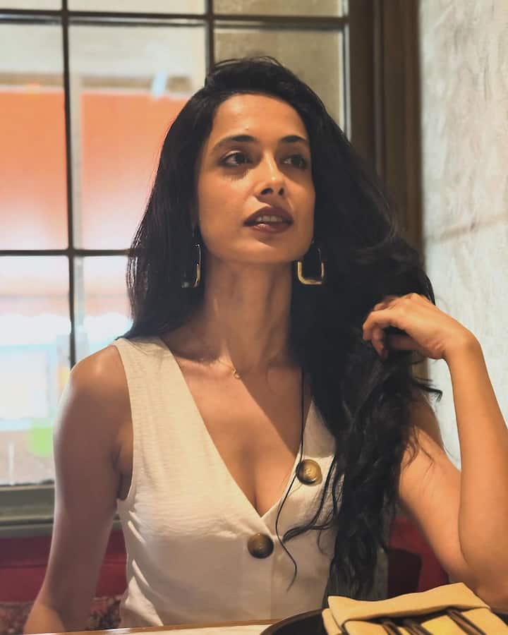 ఆస్ట్రేలియన్‌ రాక్‌ బ్యాండ్‌ ‘స్విచ్‌’ ఆల్బమ్‌లోని ‘నెవర్‌ లెట్‌ యూ గో’ పాటలో మెరిసి..సినిమాల్లో ఛాన్స్ కొట్టేసింది