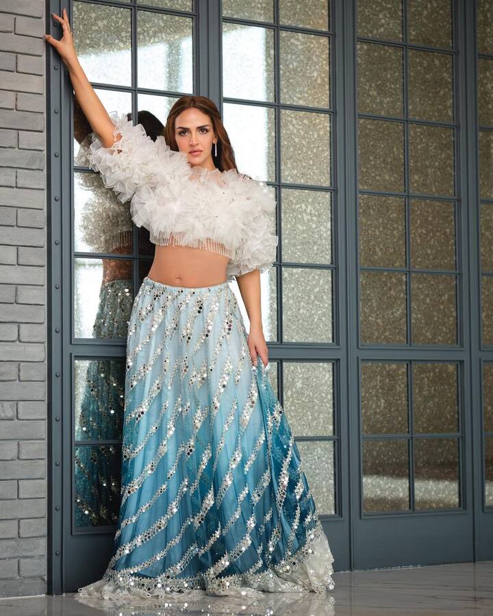 ईशा देओल और भारत तख्तानी की बात करें तो 2012 में शादी से पहले दोनों ने एक दूसरे को कुछ दिनों तक डेट किया था. इस कपल ने कुछ ही दिनों पहले एक साझा बयान जारी करके अलग होने का ऐलान किया है. जिसके बाद से उनके फैन्स के बीच यही सवाल उठ रहा है कि आखिर दोनों के बीच ऐसा क्या गलत हुआ कि दोनों अलग हो रहे हैं.