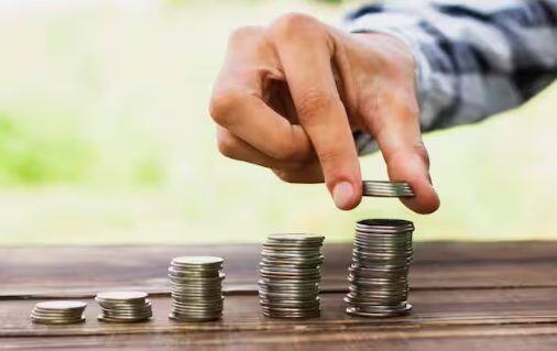 FD Rates: ਜੇ ਤੁਸੀਂ ਇੱਕ ਸੀਨੀਅਰ ਸਿਟੀਜ਼ਨ ਹੋ ਅਤੇ ਨਿਵੇਸ਼ ਦੇ ਵਿਕਲਪਾਂ ਦੀ ਤਲਾਸ਼ ਕਰ ਰਹੇ ਹੋ ਤਾਂ FD ਸਕੀਮ ਇੱਕ ਵਧੀਆ ਵਿਕਲਪ ਹੋ ਸਕਦੀ ਹੈ। ਅਸੀਂ ਤੁਹਾਨੂੰ ਅਜਿਹੇ ਟਾਪ-5 ਬੈਂਕਾਂ ਬਾਰੇ ਦੱਸ ਰਹੇ ਹਾਂ ਜਿਨ੍ਹਾਂ ਵਿੱਚ ਤੁਸੀਂ FD ਨਿਵੇਸ਼ ਕਰਕੇ ਮਜ਼ਬੂਤ ​​ਰਿਟਰਨ ਪ੍ਰਾਪਤ ਕਰ ਸਕਦੇ ਹੋ।