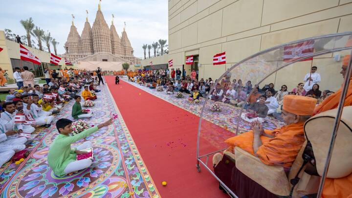 जानकारी के लिए बता दें कि 2015 में अबूधाबी के क्राउन प्रिंस और यूएए शेख मोहम्मद बिन जायद नाहयान ने मंदिर के निर्माण के लिए 13.5 एकड़ जमीन उपहार में दी थी. उसके बाद जनवरी 2019 में 13.5 एकड़ भूमि और आवंटित की गई. जिसके बाद कुल 27 एकड़ भूमि मंदिर को भेंट की गई है.