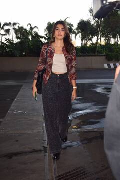 Pooja Hegde: చాలా రోజుల తర్వాత మీడియా కంటపడ్డ పూజా - ఎయిర్‌ పోర్టు ఫొటోలు వైరల్‌