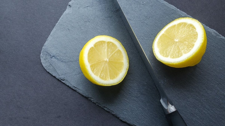 எலுமிச்சையில் அதிக அளவு வைட்டமின் சி மற்றும் ஆன்டிஆக்ஸிடன்ட்கள் இருப்பதால் நோய் எதிர்ப்பு சக்தியை அதிகரிக்கும் பழம் என்பது நாம் அனைவரும் அறிந்ததே. இது ஜலதோஷம் மற்றும் காய்ச்சலை ஏற்படுத்தும் கிருமிகளுக்கு எதிராக நோய் எதிர்ப்பு சக்தியை வலுப்படுத்த உதவுகிறது