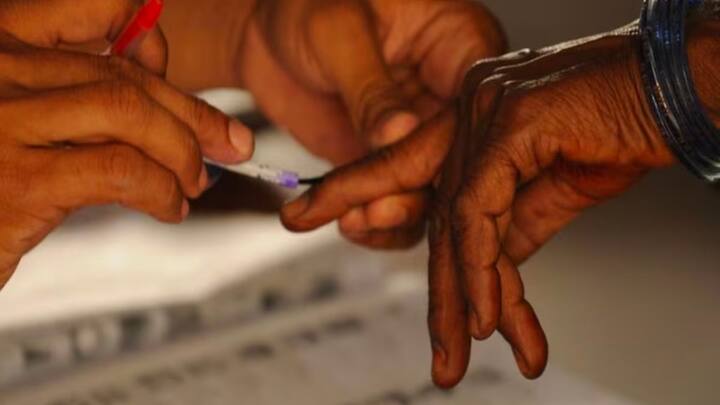 भारत में जब चुनाव होते हैं. तब एक चीज हर जगह भारत के हर हिस्से में बड़ी आम होती है. जब कोई पोलिंग बूथ पर वोट डालने जाता है. तब उसके हाथ की एक उंगली पर स्याही से निशाना बना दिया जाता है.