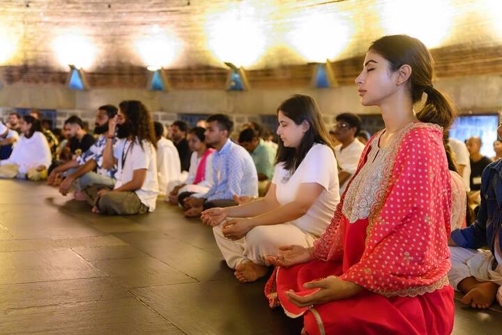 தியான லிங்கத்தின் அருகே தியானம் செய்யும் மெளனி ராய்