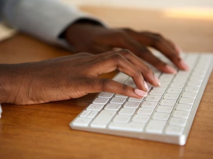 સ્પેસબારને એક મહત્વપૂર્ણ બટન પણ કહી શકાય, કારણ કે જો શબ્દો વચ્ચે જગ્યા આપવામાં ના આવે તો શક્ય છે કે તેનો અર્થ ન સમજાય.