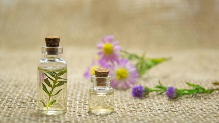சூடான குளியல் நீரில் சில துளிகள் லாவெண்டர் எண்ணெயைச் சேர்க்கலாம் அல்லது ஜோஜோபா, பாதாம் எண்ணெய் போன்ற எண்ணெயுடன் கலந்து தடவி பின்னர் குளிக்கலாம்.