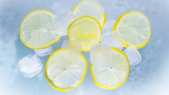 எலுமிச்சை உச்சந்தலையில் தடவும்போது அது வாய் துர்நாற்றத்தை போக்கவும், பொடுகுத் தொல்லையைப் போக்கவும் உதவும் என்று அறியப்படுகிறது.