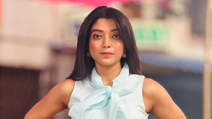 দেবলীনা বলছেন, '৫দিন না খেয়ে ১দিন প্রচুর খেয়ে ফেললে শরীরের ক্ষতিই হয়। ফলে শরীরের কথা শুনে, মনের কথা শুনে, পছন্দের খাবারই খাব, তবে এক্কেবারে অল্প।''