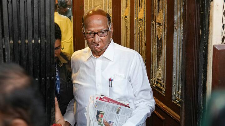 पिछले साल जुलाई में एनसीपी में भी बगावत हुई और अजित पवार कुछ विधायकों के साथ एनडीए सरकार के साथ चले गए. मंगलवार को ही चुनाव आयोग ने अजित पवार गुट को असली एनसीपी करार दिया. शरद पवार गुट का कहना है कि वो सुप्रीम कोर्ट जाएगी. चुनाव आयोग ने शरद पवार के नेतृत्व वाले गुट के लिए पार्टी का नाम ‘राष्ट्रवादी कांग्रेस पार्टी-शरदचंद्र पवार’ आवंटित किया है.