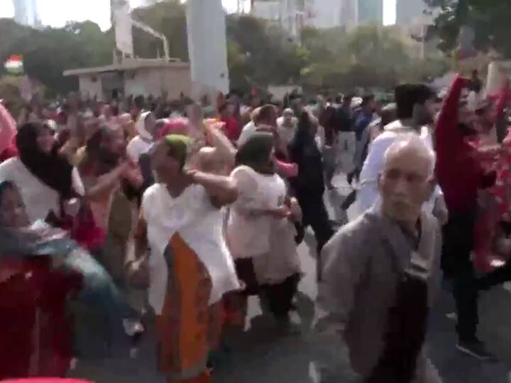 UP farmers march towards Parliament from the Chilla border. (Photo: ANI)