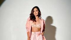 PHOTO: मानुषी छिल्लरने फ्लॉन्ट केली कर्वी फिगर, पाहा तिचा गुलाबी लूक!