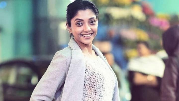 দেবলীনা বলছেন, 'আমি যদি ২ দিন ভাত না খাই, দেখেছি শরীরে বিভিন্ন সমস্যা শুরু হয়। আমার দিন শুরু হয় কফি দিয়ে। তবে দুধ-চিনি ছাড়া ব্ল্যাক কফি। তারপরে আমি জিমে ওয়ার্ক আউট করতে যাই। ফিটনেসে ডায়েটের চেয়েও আমার ভরসা জিম। বাদ দিই না কখনও।'