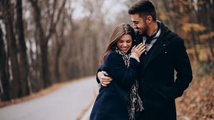 चॉकलेट फेशियल के साथ-साथ आप अपनी गर्लफ्रेंड का चॉकलेट स्पा भी करवा सकते हैं. आप भी इस स्पा का आनंद अपने साथी के साथ ले सकते हैं.