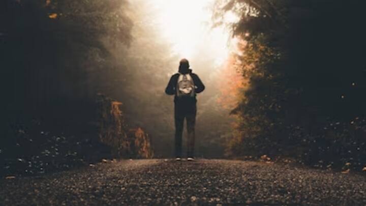 এর আগে, বিশ্ব স্বাস্থ্য সংস্থা একাকীত্ব নিয়ে ‘Our Epidemic of Loneliness And Isolation’ শীর্ষক একটি রিপোর্ট প্রকাশ করেছিল। তাতে বলা হয়, দিনে ১৫টি সিগারেটে টান দেওয়া যতটা ক্ষতিকর, একাকীত্বও মানুষের স্বাস্থ্যের জন্য ততটাই ক্ষতিকর। ছবি: ফ্রিপিক।