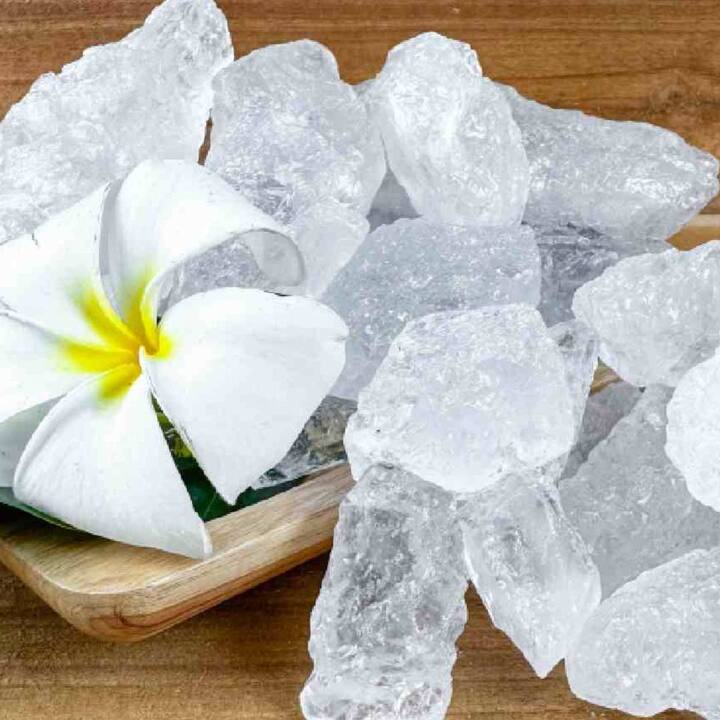 ਫਿਟਕੜੀ ਚਮੜੀ ਲਈ ਕਿਸੇ ਰਾਮਬਾਣ ਤੋਂ ਘੱਟ ਨਹੀਂ ਹੈ। ਫਟਕੜੀ ਦੇ ਪਾਊਡਰ ਨੂੰ ਪਾਣੀ 'ਚ ਭਿਓ ਕੇ ਇਸ ਤੋਂ ਬਣੇ ਮਿਸ਼ਰਣ ਨੂੰ ਰੂੰ ਨਾਲ ਚਿਹਰੇ 'ਤੇ ਲਗਾਓ। ਇਸ ਨਾਲ ਤੁਹਾਡੇ ਚਿਹਰੇ 'ਤੇ ਚਮਕ ਆਵੇਗੀ ਅਤੇ ਤੁਹਾਡੀ ਚਮੜੀ ਸਾਫ਼ ਰਹੇਗੀ।