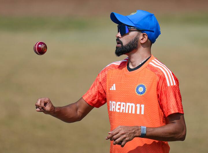 इस दौरान सिराज ने जैकेट पहन रखी है. जबकि, उनके साथ पोज़ कर रहे ओरी ने व्हाइट जैकेट पहनी हुई है.