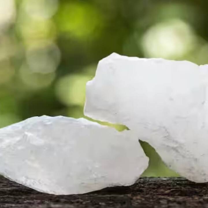 ਜੇਕਰ ਤੁਸੀਂ ਆਪਣੇ ਚਿਹਰੇ 'ਤੇ ਮੁਹਾਸੇ ਤੋਂ ਪਰੇਸ਼ਾਨ ਹੋ ਤਾਂ ਫਿਟਕੜੀ ਦਾ ਪਾਣੀ ਤੁਹਾਡੇ ਲਈ ਫਾਇਦੇਮੰਦ ਸਾਬਤ ਹੋ ਸਕਦਾ ਹੈ।