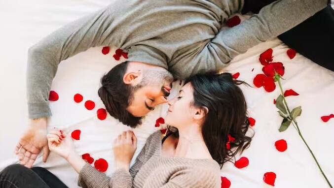 ડેકોરેશન પર ધ્યાન આપો - વેલેન્ટાઈન ડે પર તમારા પાર્ટનર માટે ઘરમાં રોમેન્ટિક વાતાવરણ બનાવો. તમારા બેડરૂમ અથવા લિવિંગ રૂમને મીણબત્તીઓ અને લાલ ગુલાબથી સજાવો.