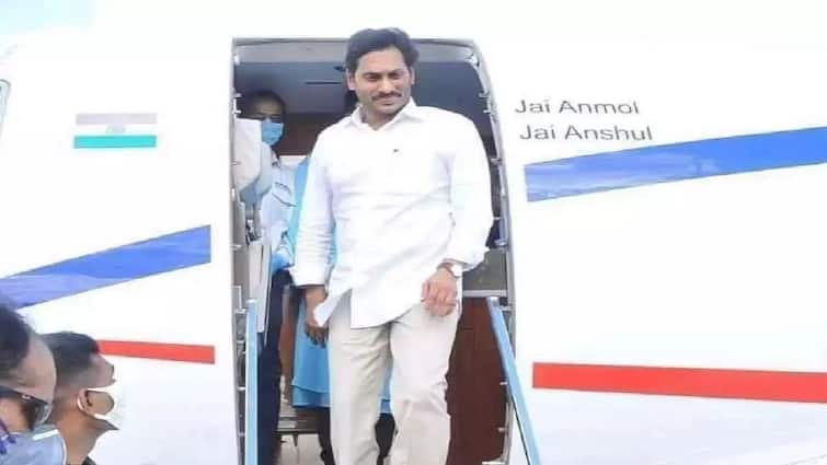 CM Jagan left for Delhi from Gannavaram Airport to meet PM Modi AP CM Jagan: ఢిల్లీ బయల్దేరిన సీఎం జగన్, రేపు ప్రధాని మోదీతో భేటీ!