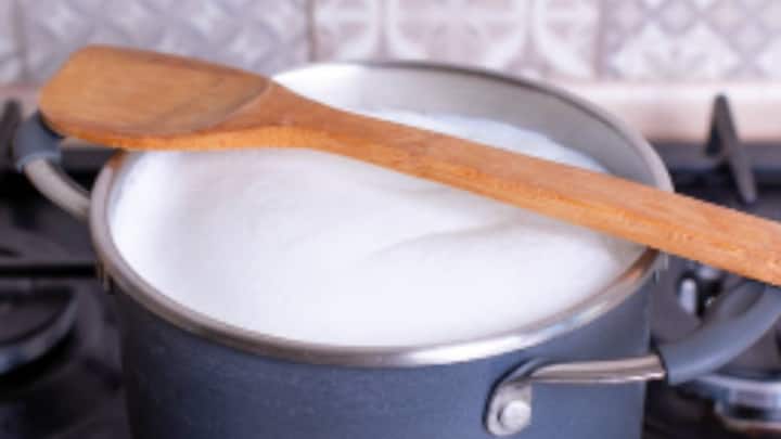 kitchen hacks boil milk without sticking and burning easy and best way to boil milk know real facts life style क्या सही में पतीले पर कुछ रखने से दूध बाहर नहीं आता है? इस बात में कितनी सच्चाई है