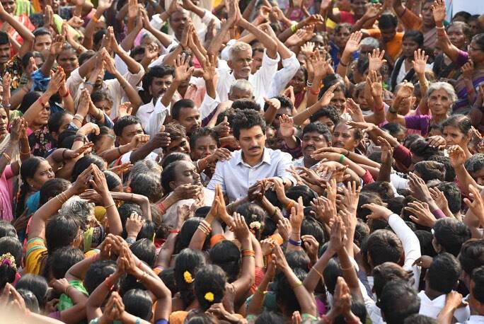 இதற்கு முன்பாக ஒய்.எஸ்.ராஜசேகர ரெட்டியின் வாழ்க்கை வரலாற்றை மையமாக வைத்து யாத்ரா படத்தின் முதல் பாகம் வெளியானது. இதில் மம்மூட்டி, எனும் தெலுங்கு படம் வெளியானது. இதில், ஒய்.எஸ்.ராஜசேகராக மம்மூட்டி நடித்தார் என்பது குறிப்பிடத்தக்கது.