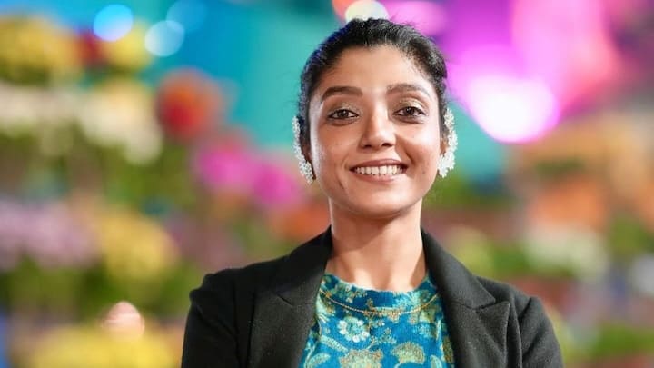 দেবলীনা বলছেন, 'রোজ ১ ঘণ্টা ওয়েট ট্রেনিং করি আমি। তারপরে, আধ ঘণ্টা কার্ডিও। কখনও আবার জগিং করে বা হেঁটেই জিমে চলে যাই। তাতে কার্ডিও সময়টা বাঁচে। এখন শহর জুড়ে বিভিন্ন জায়গায় ম্যারাথন হচ্ছে। তাতে অংশ নিই আমি। ফলে কার্ডিও আমার সেখানেই হয়ে যায়।'