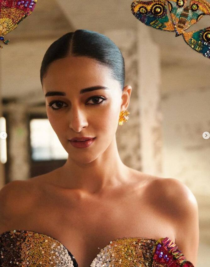 ਇੱਕ ਤਸਵੀਰ ਵਿੱਚ ਅਨੰਨਿਆ ਨੇ ਆਫ ਸ਼ੋਲਡਰ ਮਲਟੀਕਲਰਡ ਡਰੈੱਸ ਪਾਈ ਹੋਈ ਹੈ। ਜਿਸ 'ਚ ਉਹ ਕੈਮਰੇ ਲਈ ਵੱਖ-ਵੱਖ ਪੋਜ਼ ਦੇ ਰਹੀ ਹੈ।