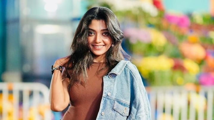 দেবলীনা বলছেন, 'তবে সেই সময়ে এই ডায়েট আমি অবশ্য মেনে চলতাম না। আরও একটু কড়া হতে হয়েছিল। ভাত-রুটি কিছুই খেতাম না। রাতে শুধু ডালসিদ্ধ বা সবজি। সেই সময়ে অবশ্য বুঝতেও পারতাম না সঠিকভাবে যে শরীর কী চাইছে। এখন বুঝি, ডায়েটের থেকেও আমার জন্য উপযুক্ত হল শরীরচর্চা। সেই রুটিনে ফাঁকি দিই না কোনোদিন। তবে আমি যোগার থেকে বেশি পছন্দ করি জিম। ওটাই আমার কমফোর্ট জোন। তবে এখন চেষ্টা করছি একটু একটু করে যোগাতেও অভ্যস্থ হওয়ার।'