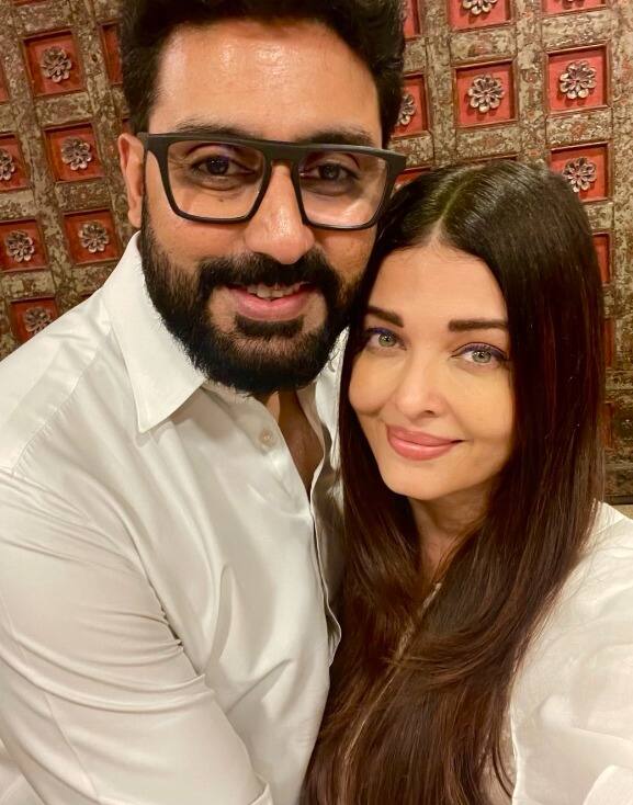 वहीं अभिषेक बच्चन ने भी बेहद खास अंदाज में ऐश्वर्या राय को प्रपोज किया था. जब दोनों अपनी फिल्म 'गुरू' के प्रमोशन के लिए न्यूयॉर्क गए थे, तब अभिषेक ने होटल की बालकनी में अपनी लेडीलव को प्रपोज किया था.