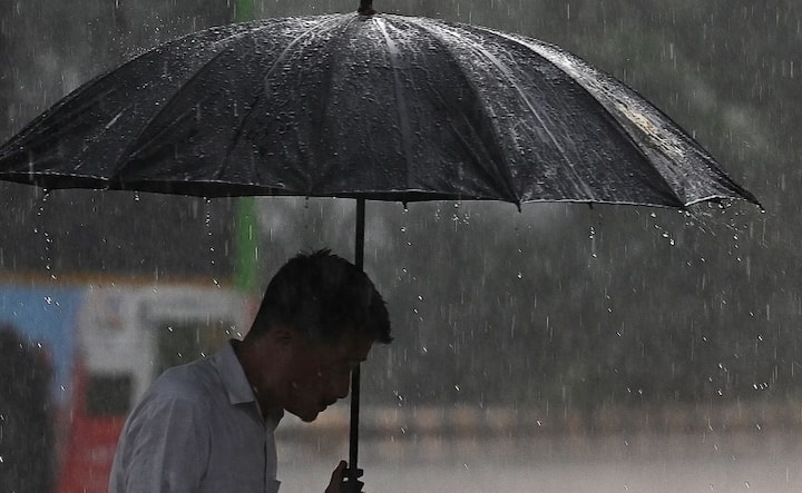 वातावरणात सातत्यानं बदल (Climate Chnage) होत आहे. कुठं थंडीचा कडाका वाढत आहे, तर कुठं ढगाळ वातावरण जाणवत आहे. तर काही ठिकाणी पावसाची (Rain) शक्यता वर्तवण्यात येत आहे.