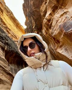 PHOTO: मानुषी छिल्लरने फ्लॉन्ट केली कर्वी फिगर, पाहा तिचा गुलाबी लूक!