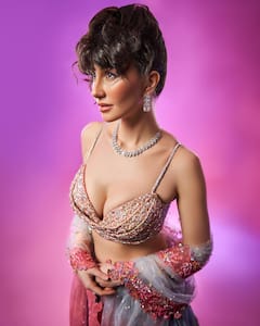 Giorgia Andriani Photos:  ડીપ નેક બ્લાઉઝમાં ક્લિવેજ ફ્લોન્ટ કરતી જોવા મળી જ્યોર્જિયા