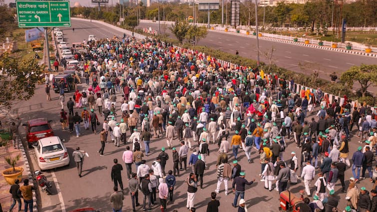 UP Farmers Delhi NCR Noida March Stopped left the expressway after 5 hours and Protest Ended Farmers Protest: धरने पर बैठे किसान 5 घंटे बाद एक्सप्रेस-वे से हटे, इस आश्वासन पर खत्म हुआ प्रदर्शन