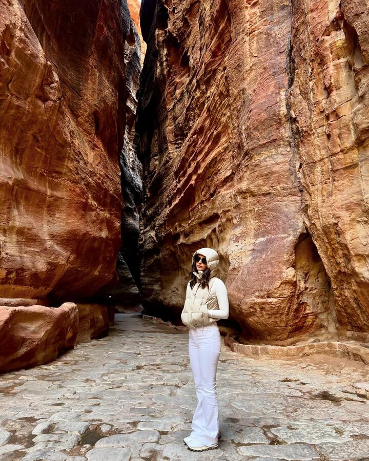 आज मानुषीचे चाहते तिची एक झलक पाहण्यासाठी आतुर झाले आहेत. अभिनेत्री तिच्या चाहत्यांशी कनेक्ट राहण्यासाठी सोशल मीडियावरही खूप सक्रिय असते.(pc:manushi_chhillar/ig)