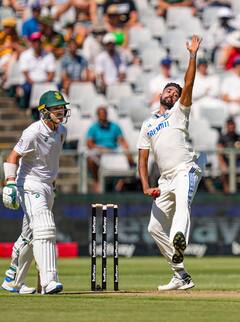 बॉलीवुड स्टार्स के बाद अब मोहम्मद सिराज भी ओरी के 'लपेटे' में आए, तस्वीर वायरल