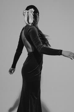 Blackness of Back : तुम्हालाही पाठीच्या काळेपणामुळे बॅकलेस कपडे घालता येत नाहीत का ? मग हा उपाय करा!