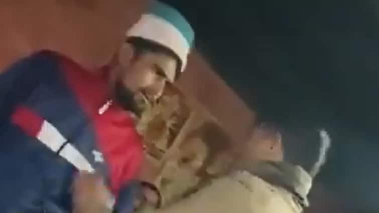 Sambhal Two Constables Assaulted eat at a dhaba Viral Video SP action on fight ANN Sambhal News: ढाबे पर खाना खाने गए पुलिसकर्मियों की मारपीट, वीडियो वायरल होने पर आरोपी सिपाही निलंबित