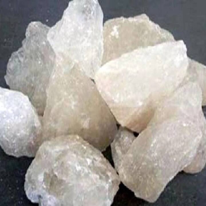 ਚਮੜੀ ਦੇ ਰੋਗਾਂ ਵਿੱਚ ਵੀ ਫਿਟਕੜੀ ਦੀ ਵਰਤੋਂ ਕੀਤੀ ਜਾਂਦੀ ਹੈ। ਜੇਕਰ ਤੁਸੀਂ ਚਮੜੀ ਦੇ ਰੋਗਾਂ ਤੋਂ ਪਰੇਸ਼ਾਨ ਹੋ ਤਾਂ ਫਿਟਕੜੀ ਦਾ ਪਾਣੀ ਰੋਜ਼ਾਨਾ ਪ੍ਰਭਾਵਿਤ ਥਾਂ 'ਤੇ ਲਗਾਓ। ਇਸ ਨਾਲ ਤੁਹਾਨੂੰ ਕਾਫੀ ਰਾਹਤ ਮਿਲੇਗੀ।