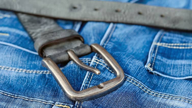 make-your-old-jeans-new-by-follow-these-simple-tips Fashion Tips: ਕੀ ਤੁਹਾਡੀ ਜੀਂਸ ਵੀ ਹੋ ਗਈ ਪੁਰਾਣੀ? ਤਾਂ ਇਸ ਤਰੀਕੇ ਨਾਲ ਕਰੋ ਬਿਲਕੁਲ ਨਵੀਂ, ਜਾਣੋ