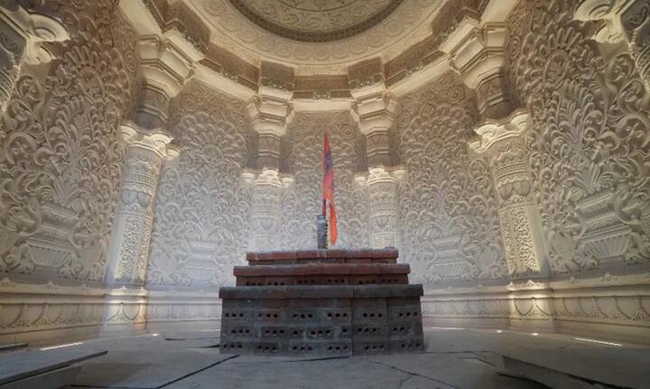 રામ મંદિરમાં 7 વખત આરતી કરવામાં આવે છે. આરતીમાં હાજરી આપવા માટે, તમારે રામ જન્મભૂમિ ટ્રસ્ટ તરફથી ફ્રી પાસ લેવો પડશે, આ માટે આઈડી પ્રૂફની જરૂર પડશે. પાસ વગર આરતીમાં ભાગ લઈ શકાતો નથી.