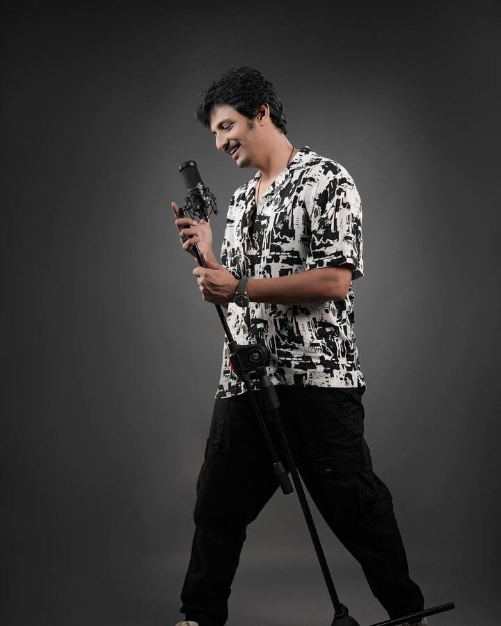 சமீப காலங்களில் இவர் நடிப்பில் வெளியான சில படங்கள் சரியாக ஓடவில்லை. வித்தியாசமான கதைகளை தேர்ந்தெடுத்து நடிக்கும் ஜீவாவை மிஸ் செய்வதாக ரசிகர்கள் கருத்து தெரிவித்து வருகின்றனர்.