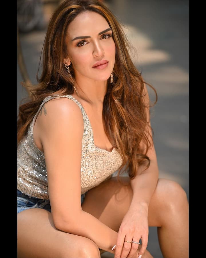 दरअसल ईशा देओल ने अपनी लाइफ को लेकर एक बुक भी लॉन्च की थी. उनकी बुक 'अम्मा मिया' में उन्होंने अपने लाइफ एक्सपीरियंस शेयर किए हैं. साथ ही उन्होंने बताया है कि आखिर कैसे शादी के बाद उनकी लाइफ ने पूरी तरह से टर्न ले लिया था.