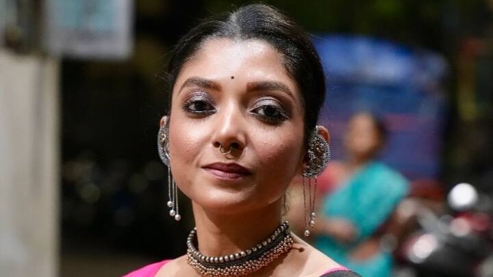 দেবলীনা বলছেন, ' রাতের খাবারটা চেষ্টা করি খুব হালকা খেতে। কোনোদিন চিকেন সালার্ড বা কোনোদিন সবজি দিয়ে হেলদি নুডলস। এক খাবার আমি আবার রোজ খেতে পারি না। আর হ্যাঁ, চেষ্টা করি রাতের খাবারটা ৯টার মধ্যে খেয়ে নিতে।''