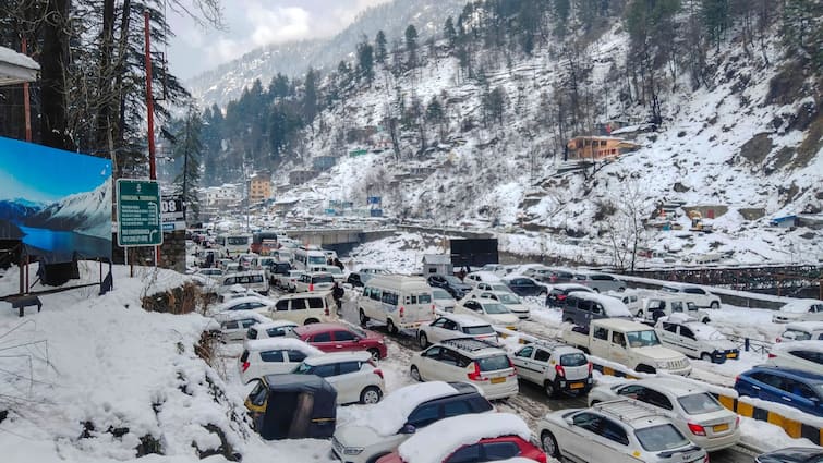 North India Shivers At Sub-Zero Temp, Snowfall Blocks 250 Roads In Himachal Kashmir Srinagar North India Shivers At Sub-Zero Temp, Snowfall Blocks 250 Roads In Himachal