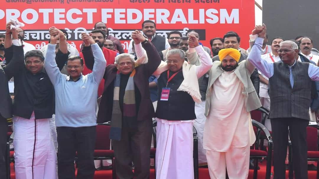 Kerala Protest Delhi CM Kejriwal Punjab CM Bhagwant Mann Tamil Nadu Minister PTR join Pinarayi vijayan protest against BJP வஞ்சிக்கப்படுகிறதா தென் மாநிலங்கள்? டெல்லியை அதிரவிட்ட பினராயி விஜயன்! கைக்கோர்த்த பி.டி.ஆர்.!