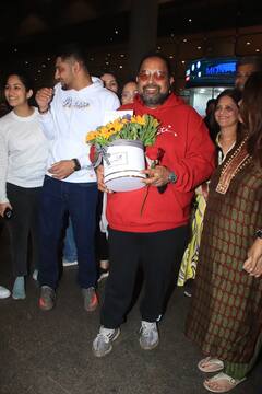 Grammy Award जीतकर इंडिया आए सिंगर शंकर महादेवन, एयरपोर्ट पर शानदार तरीके से हुआ स्वागत