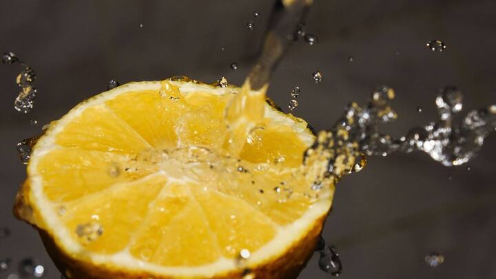 அவற்றில் உள்ள கரையக்கூடிய பெக்டின் ஃபைபர் உங்கள் வயிற்றில் விரிவடைந்து, நீண்ட நேரம் நிரம்பியிருப்பதை உணர உதவுகிறது. அதாவது, பலர் எலுமிச்சையை முழுவதுமாக சாப்பிடுவதில்லை. எலுமிச்சை சாற்றில் பெக்டின் இல்லாததால், எலுமிச்சை சாறு பானங்கள் முழுமையை ஊக்குவிக்காது.எலுமிச்சையுடன் சூடான நீரை குடிப்பது உடல் எடையை குறைக்க உதவும் என்று நம்பப்படுகிறது.